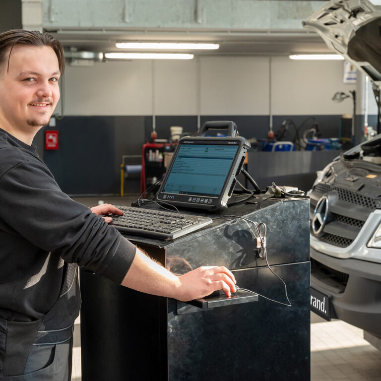 Ausbildung Karosserie- und Fahrzeugbaumechaniker bei Mercedes-Benz Herbrand
