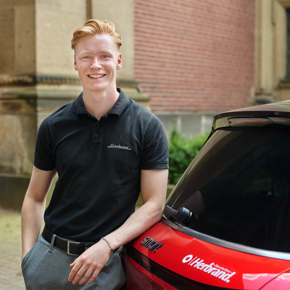 Herbrand Verkaufsberater Max Küpper am smart #1 in Krefeld.