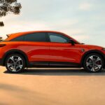 Seitenansicht eines smart #3 vor einer Ladestation.