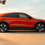 Seitenansicht eines smart #3 vor einer Ladestation.