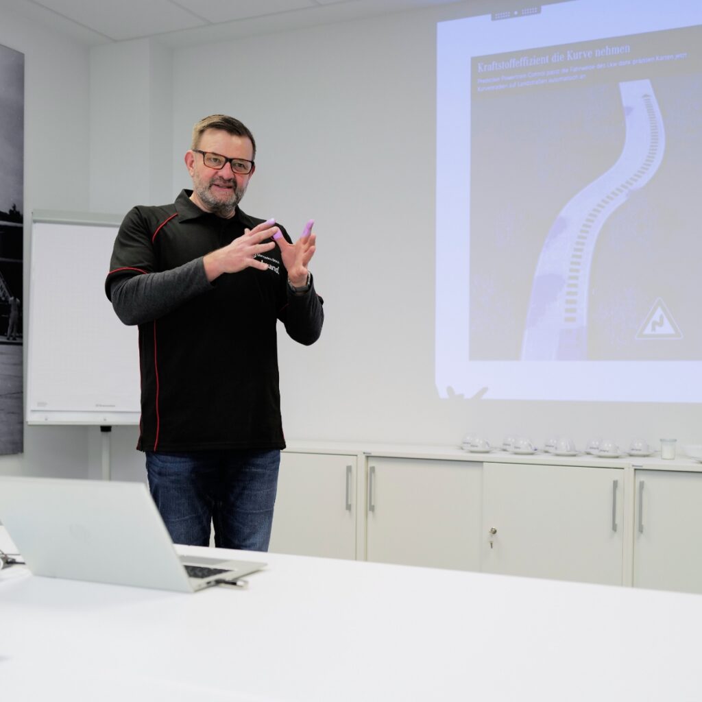 Unser Truckprofi Klaus Scheffler in einer BKrFQG Schulung