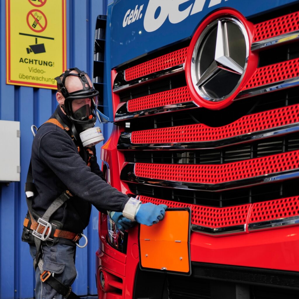 Mitarbeiter der Spedition Gebr. Bermes bei der Kennzeichenprüfung