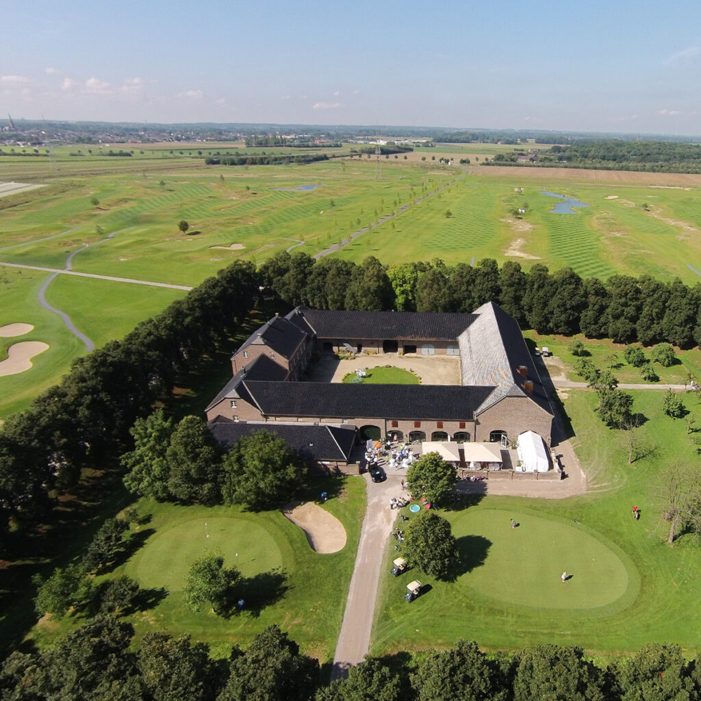 Eine Drohnenaufnahme des Clubhauses (ein Vierkanthof) des GC Renneshof in Willich.
