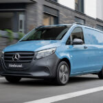Mercedes-Benz eVito Kastenwagen in Fahrt auf urbaner Straße – vollelektrischer Transporter mit 90 kWh Batterie und bis zu 480 km Reichweite.