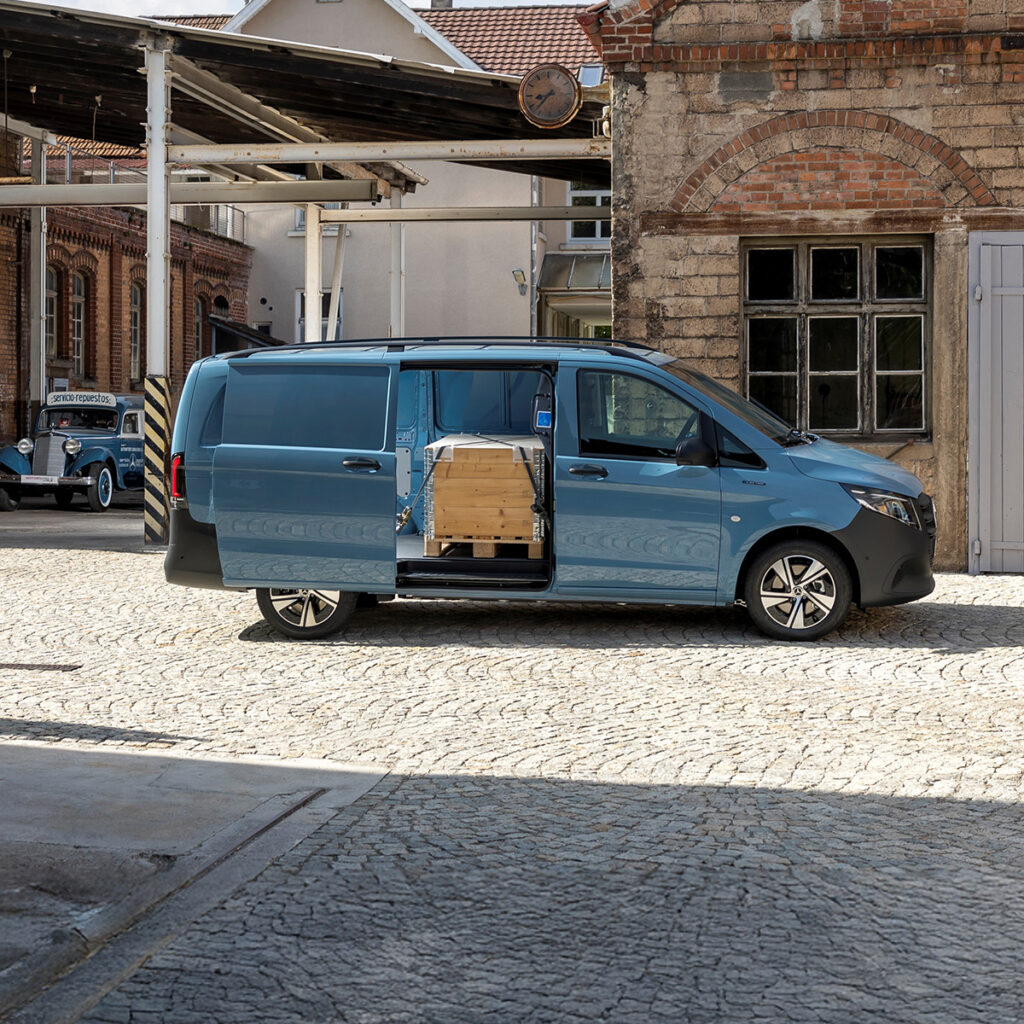 Der eVito Kastenwagen mit großer seitlicher Ladeöffnung – flexibler Transporter mit Elektroantrieb und effizienter Raumausnutzung.
