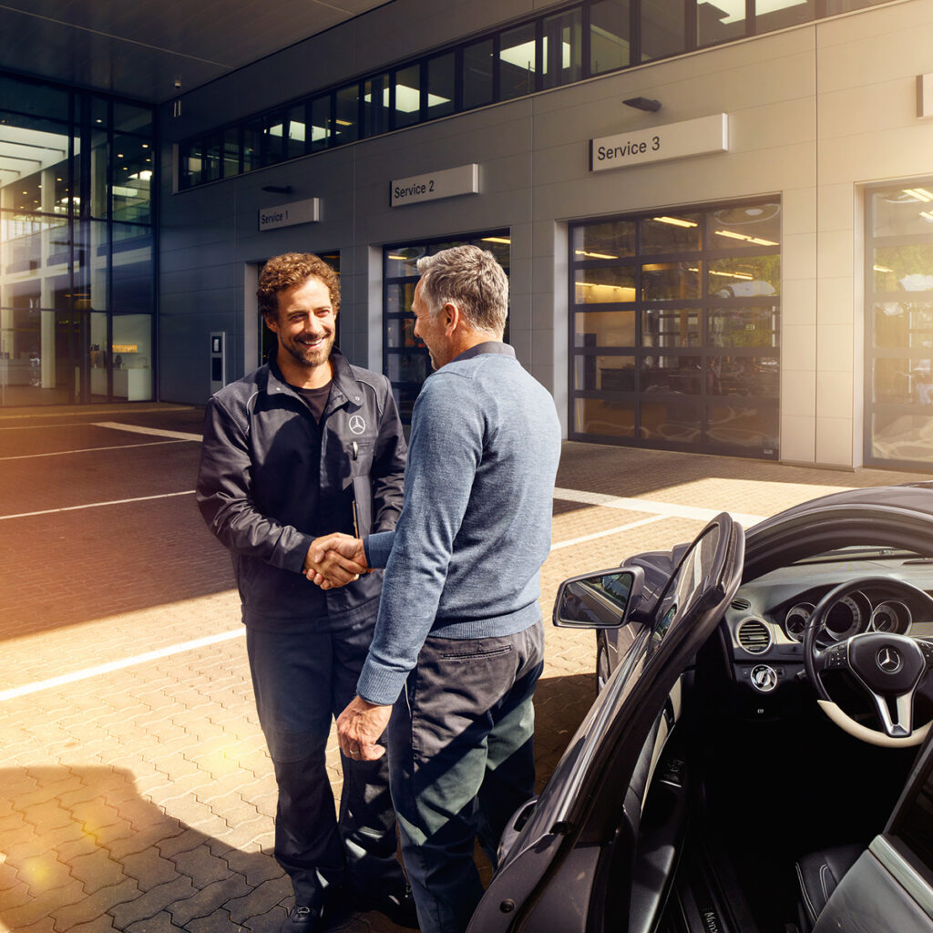 Servicemitarbeiter mit Garantiepaket für einen Kunden.