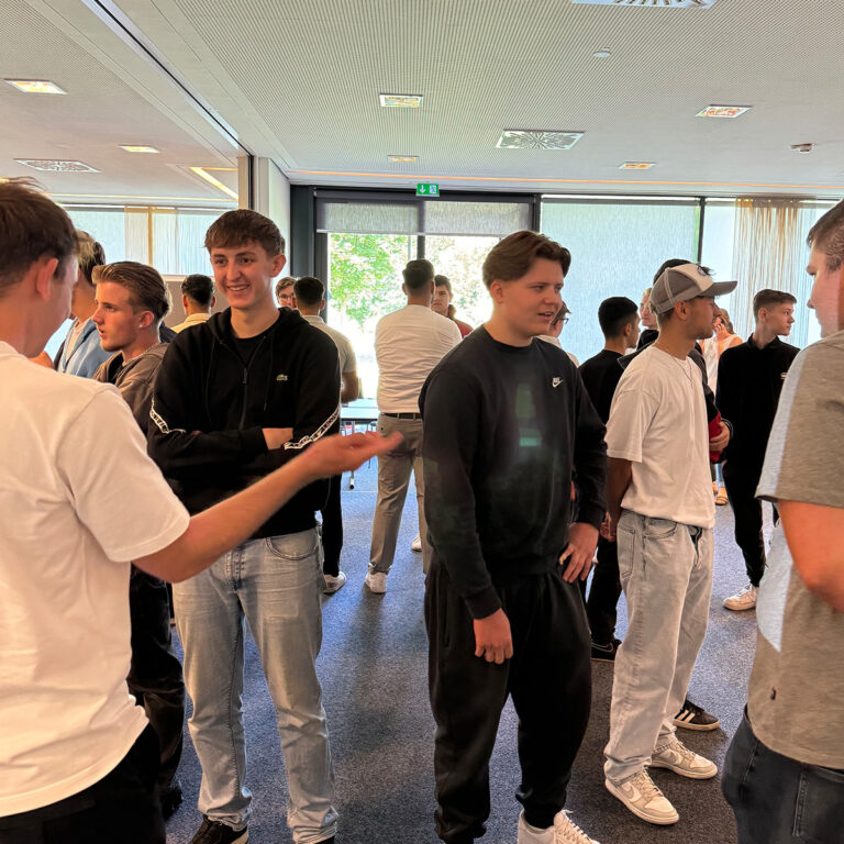 Azubis-Auszubildende-2024-Onboardingdays-Gruppenfoto-vorstellen