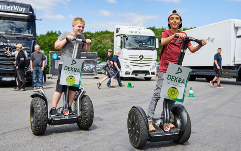 Kinder auf einem Sagway-Parcours bei der Mercedes-Herbrand Actros Vorstellung.