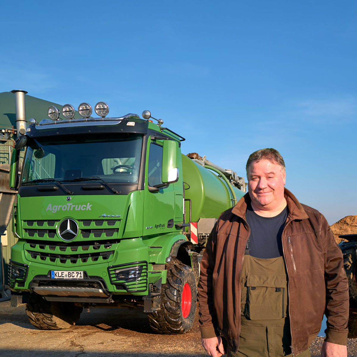 Fahrzeugstorys mit Landwirt und Geschäftsführer Bernhard Croonenbroek vor dem AgroTruck von Mercedes-Benz Herbrand.