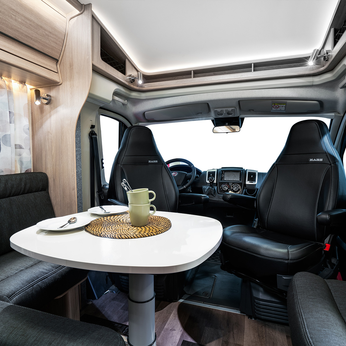 KABE_Wohnmobil_classic_Esstisch-sitze_drehbar