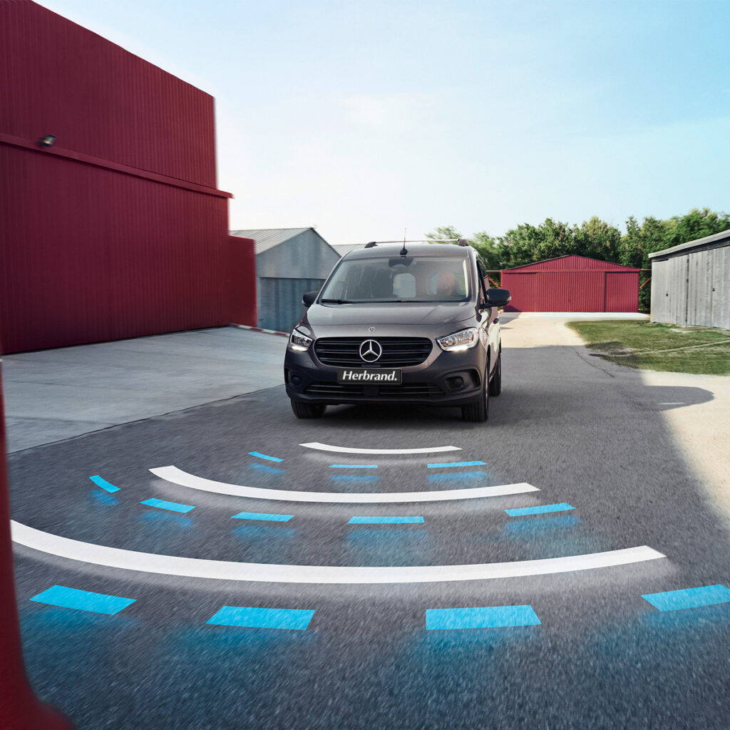 Mercedes-Benz-Tourer-Braun-Assistent