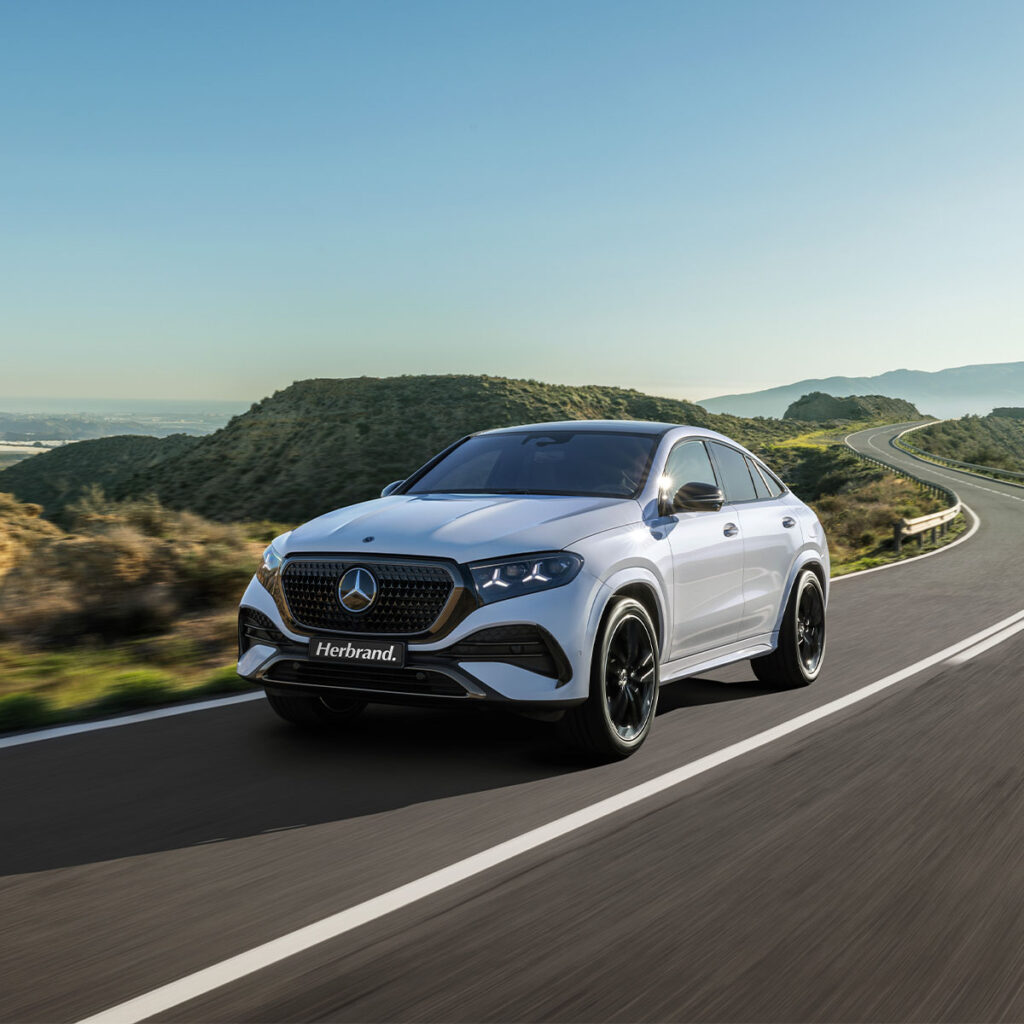 Mercedes-Benz GLE Coupè fährt über eine Küstenstrasse