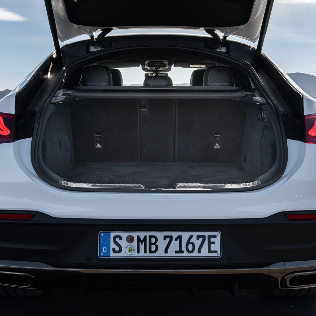 Rückansicht mit offenem Kofferraum des Mercedes-Benz GLE Coupè