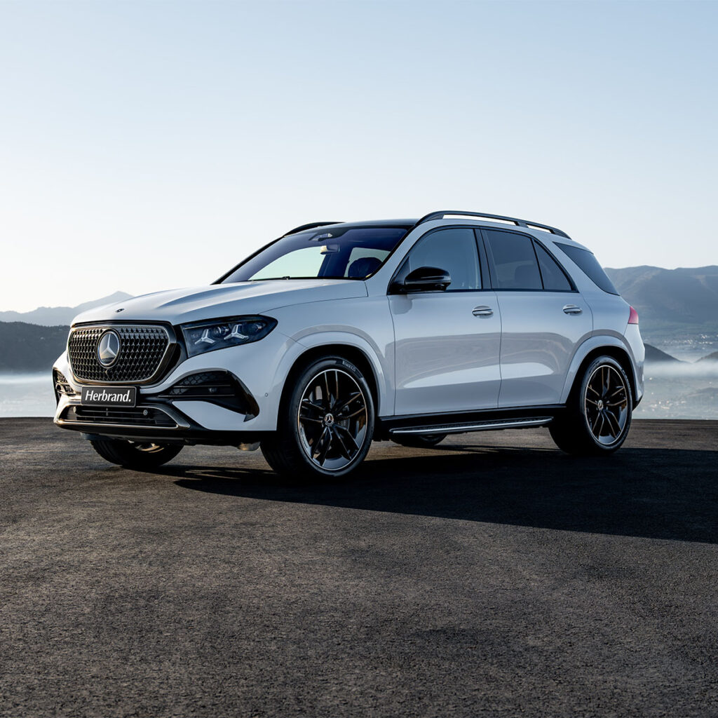 Seitliche Ansicht eines weissen Mercedes-Benz GLE