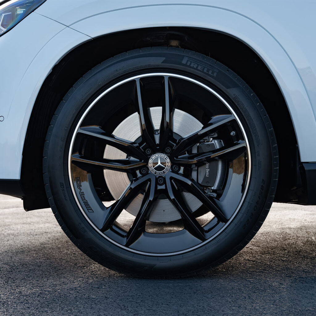Nahaufnahme des Vorderreifens mit schwarzen Felgen von einem Mercedes-Benz GLE