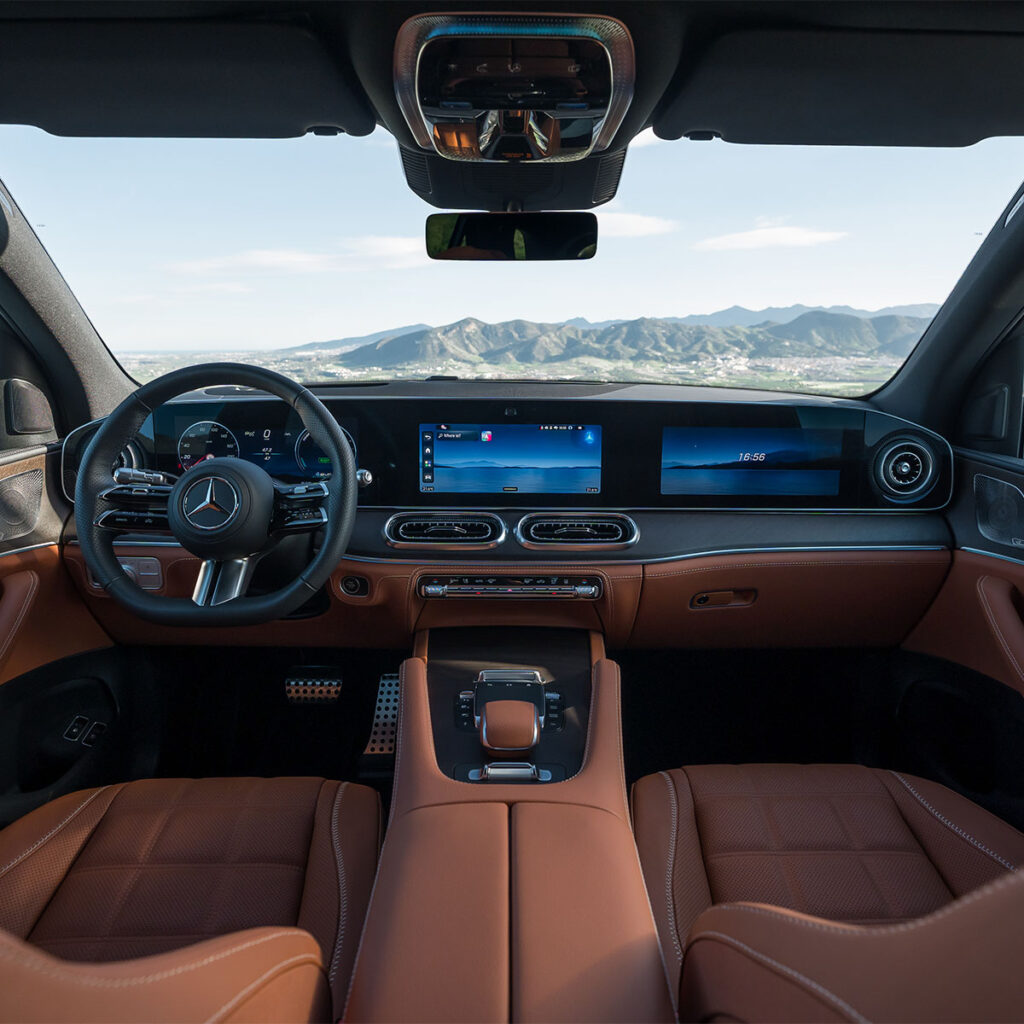 Cockpit mit brauner Leder ausstattung des Mercedes-Benz GLE