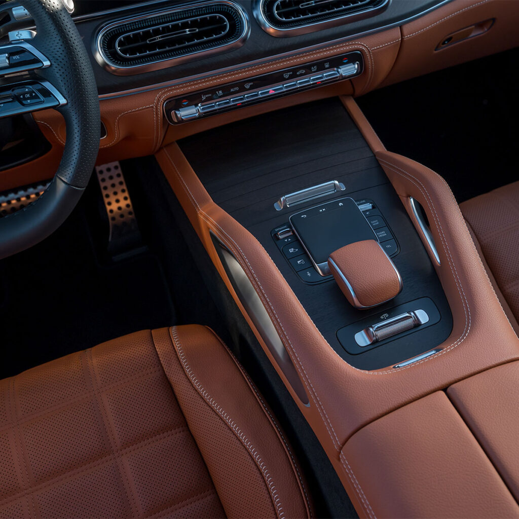 Mittelkonsole mit brauner Lederverkleidung des Mercedes-Benz GLE