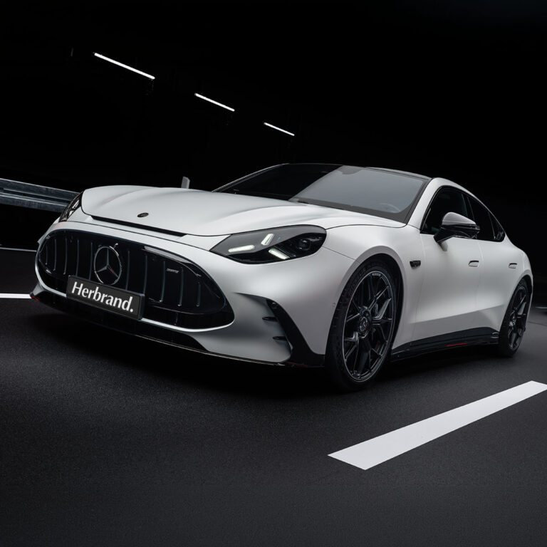 Das neue Mercedes-AMG GT 4-Türer Coupé in silber mit einem Herbrand Kennzeichen