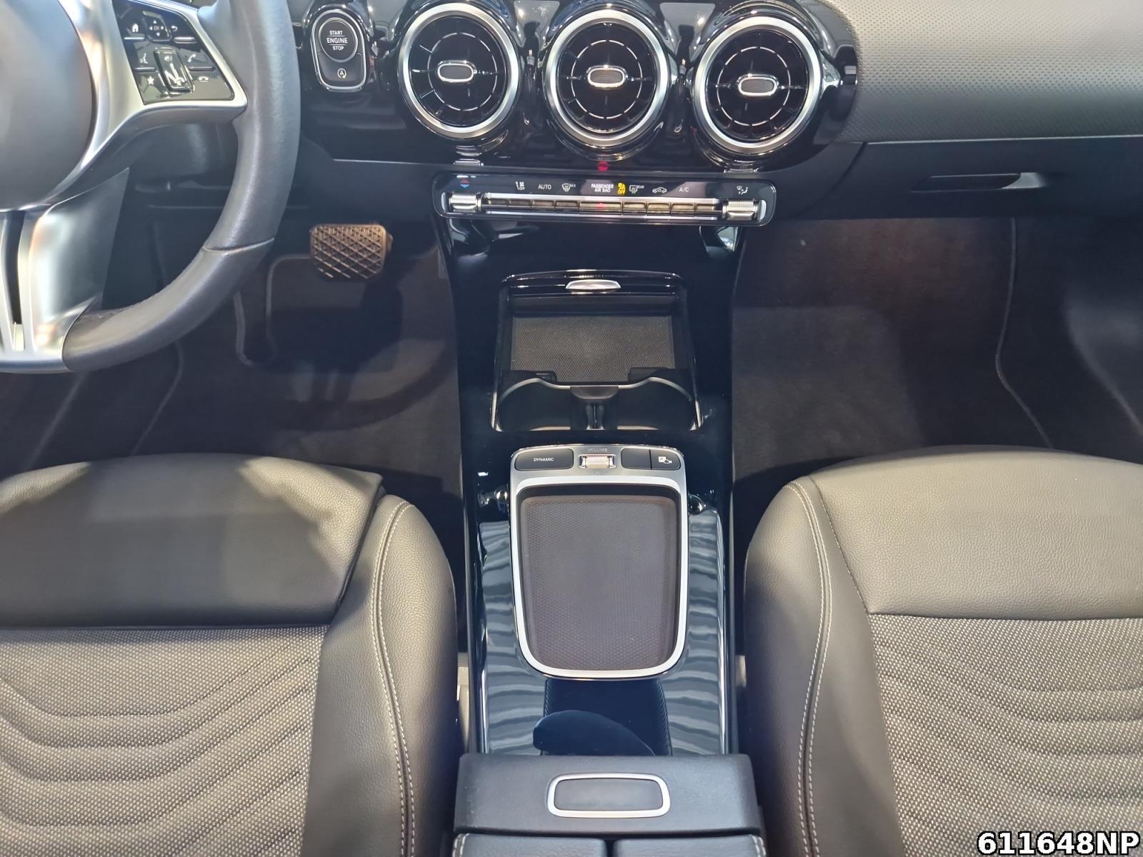 Fahrzeugabbildung Mercedes-Benz A 200 Progressive Panoramadach Kamera CarPlay