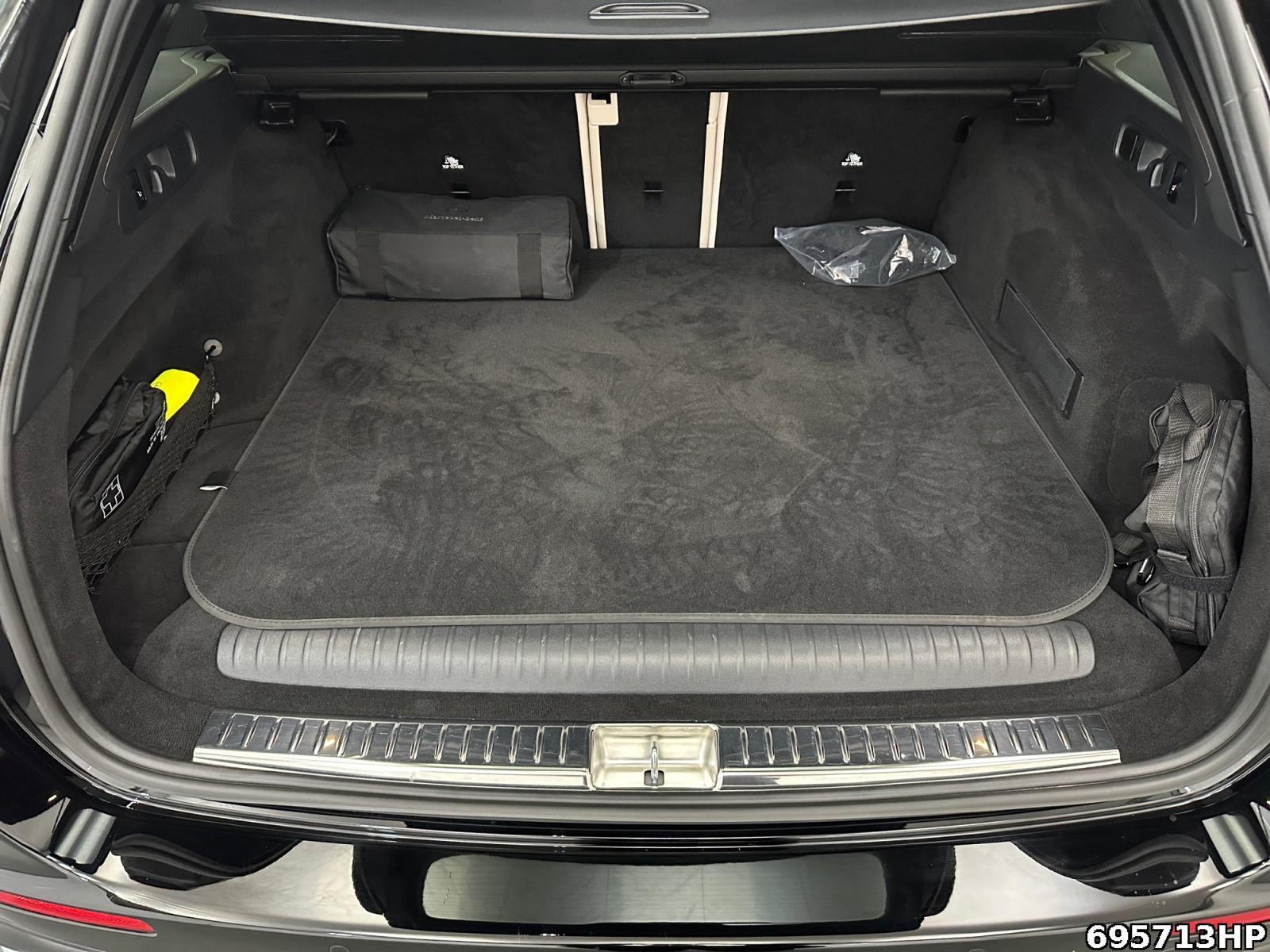 Fahrzeugabbildung Mercedes-Benz E 300 T AMG Superscreen Pano AHK Distronic