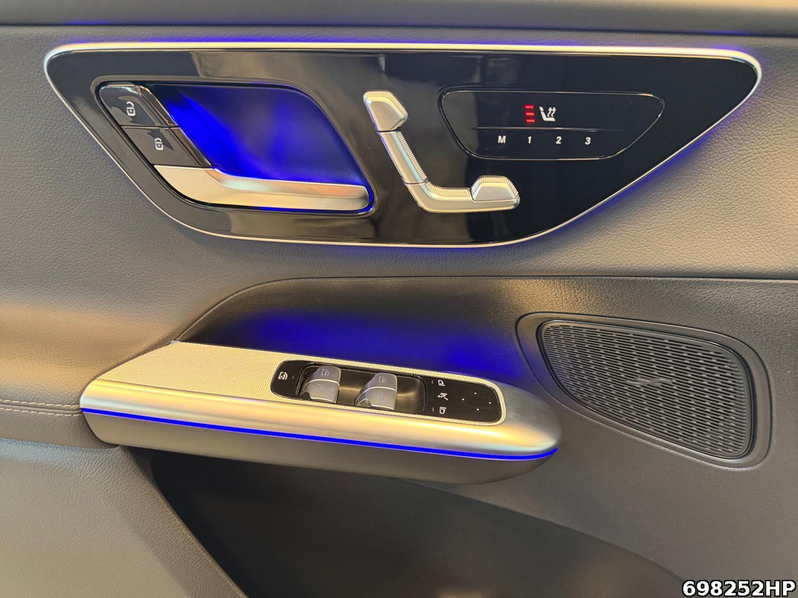 Fahrzeugabbildung Mercedes-Benz GLC 300 e 4M AMG Pano Digital-Light AHK Memory