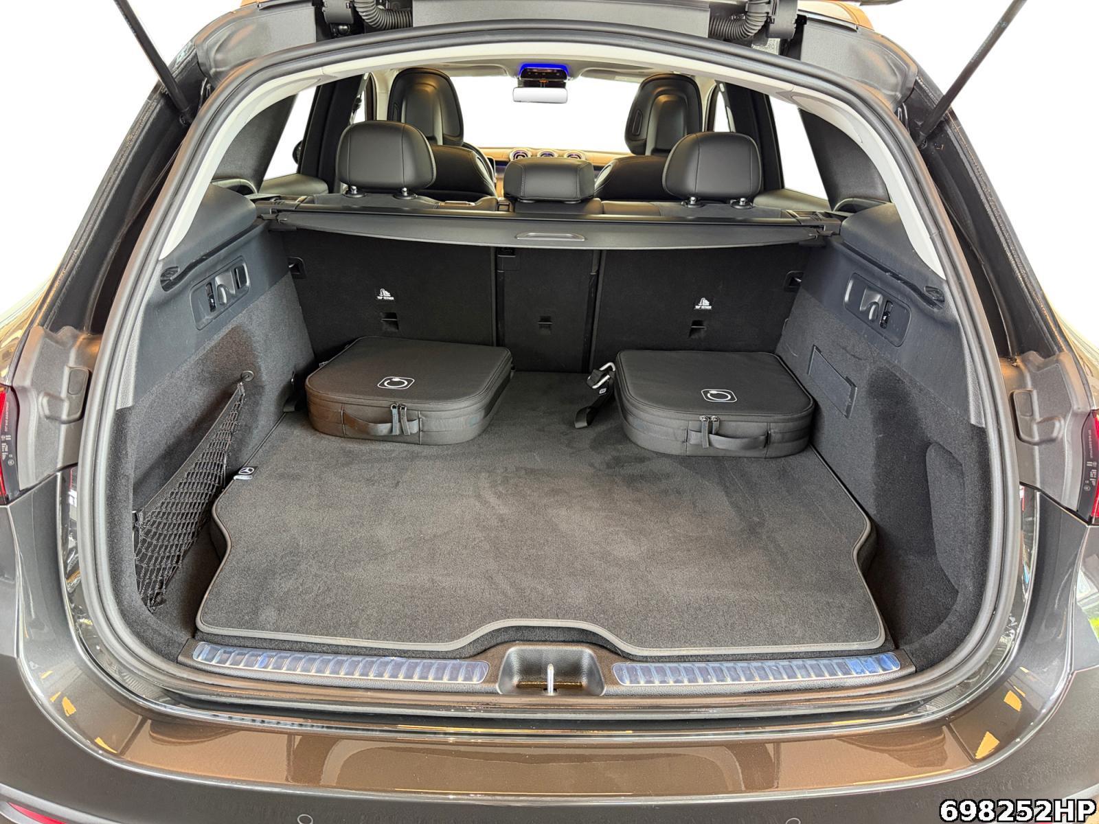 Fahrzeugabbildung Mercedes-Benz GLC 300 e 4M AMG Pano Digital-Light AHK Memory