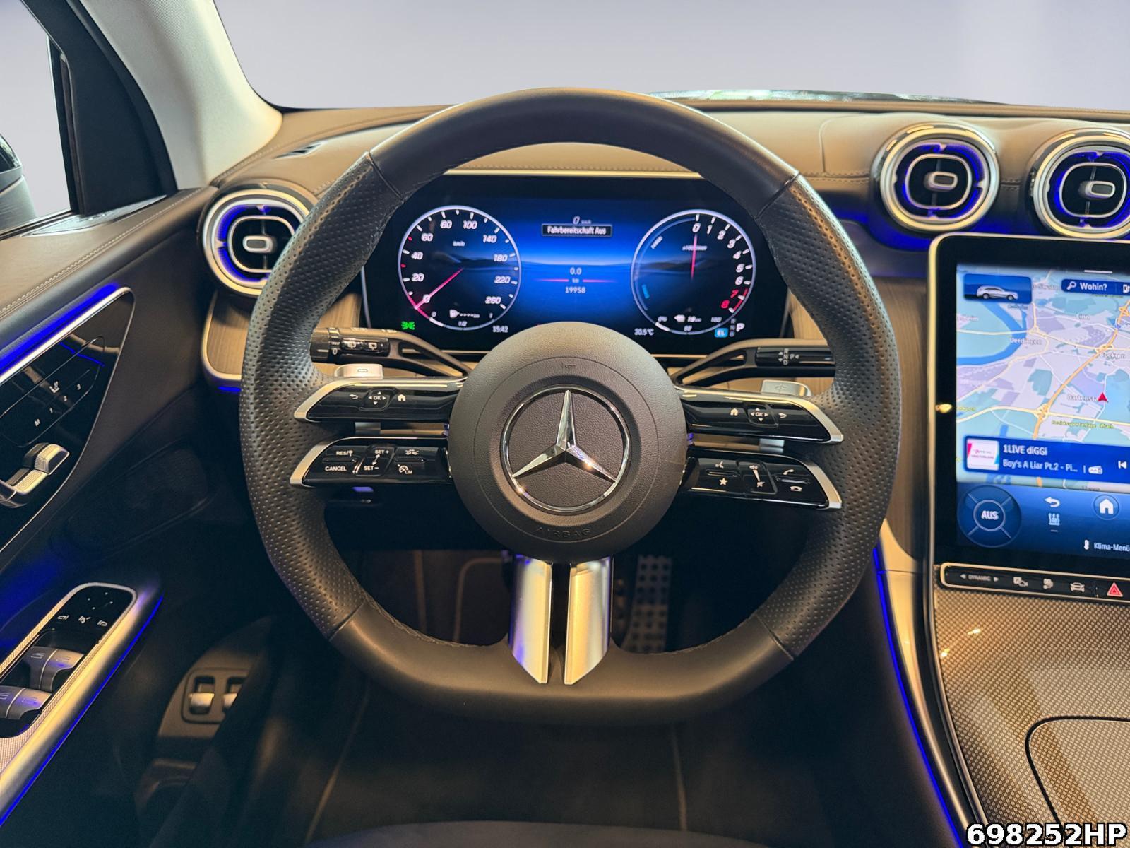 Fahrzeugabbildung Mercedes-Benz GLC 300 e 4M AMG Pano Digital-Light AHK Memory