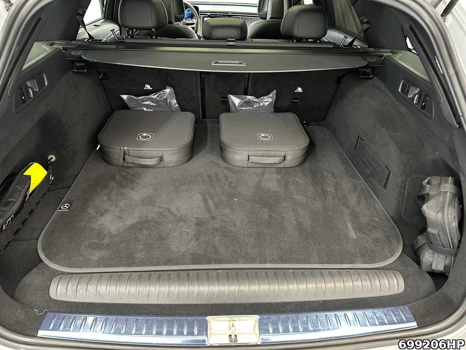 Fahrzeugabbildung Mercedes-Benz E 300 T AMG Night Distronic Pano Alpingrau