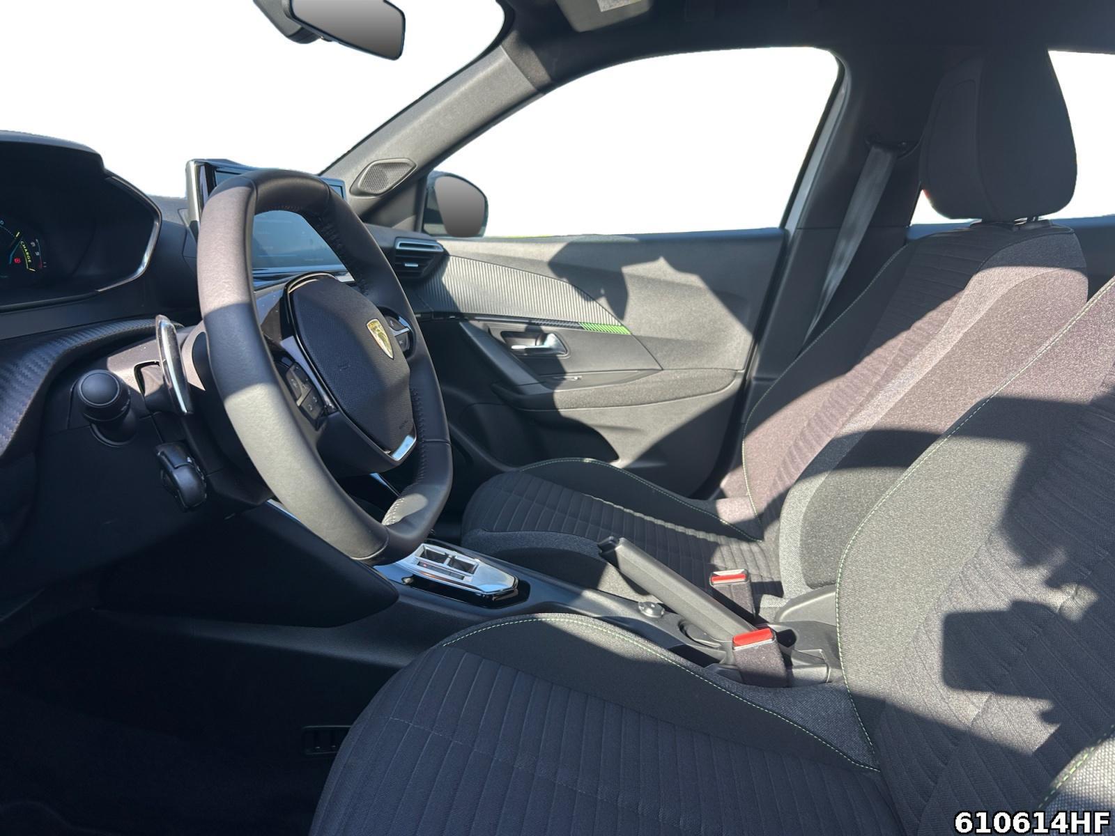 Fahrzeugabbildung Peugeot 2008 Active Hybrid 136 e-DSC6
