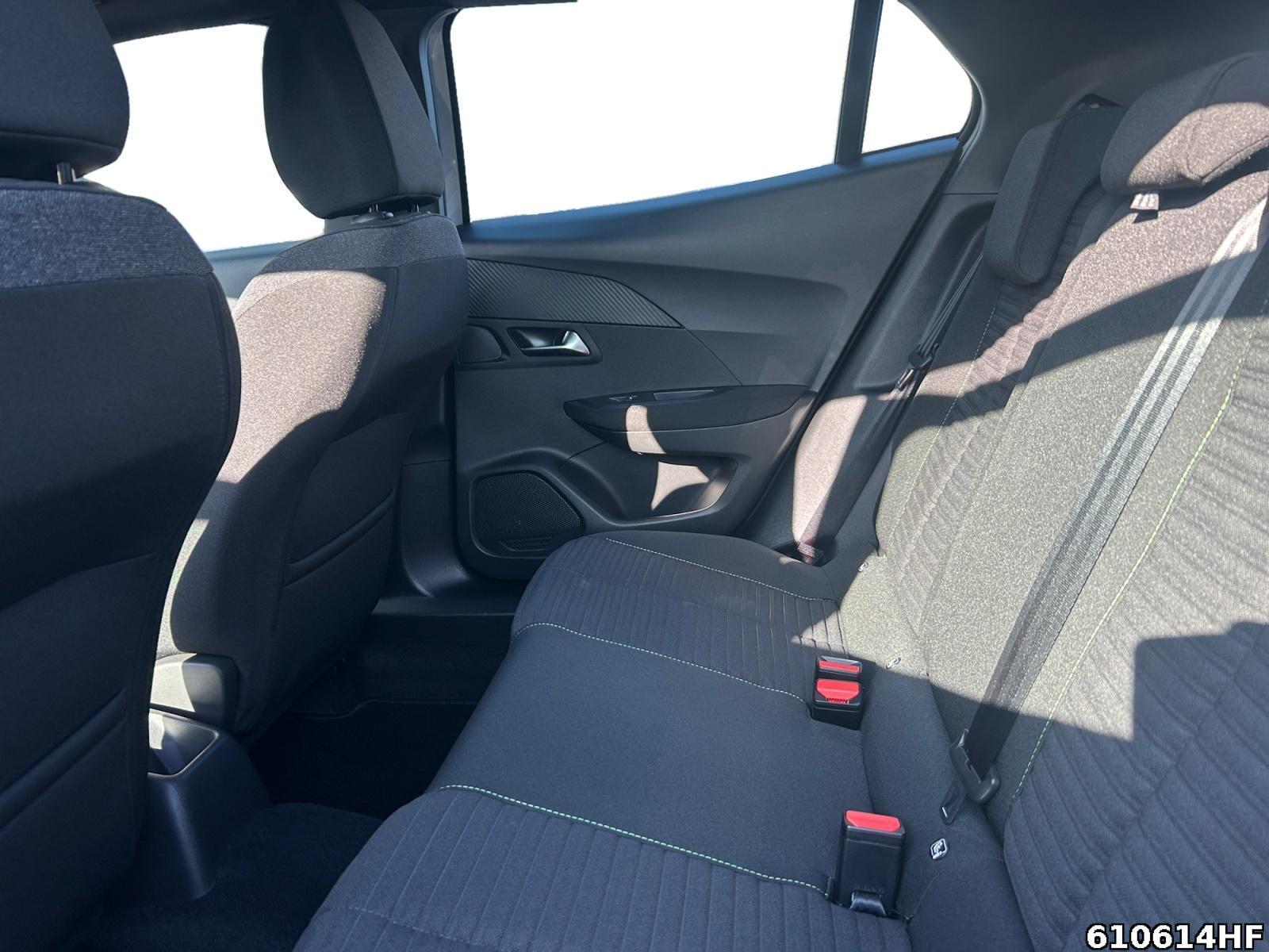 Fahrzeugabbildung Peugeot 2008 Active Hybrid 136 e-DSC6
