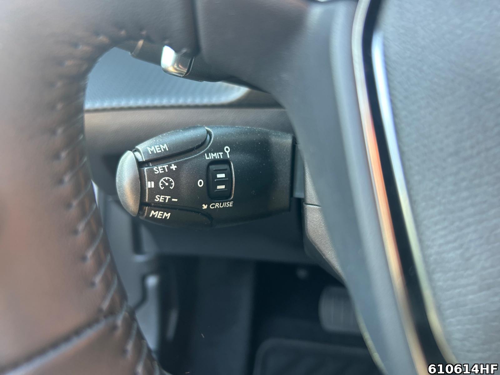 Fahrzeugabbildung Peugeot 2008 Active Hybrid 136 e-DSC6