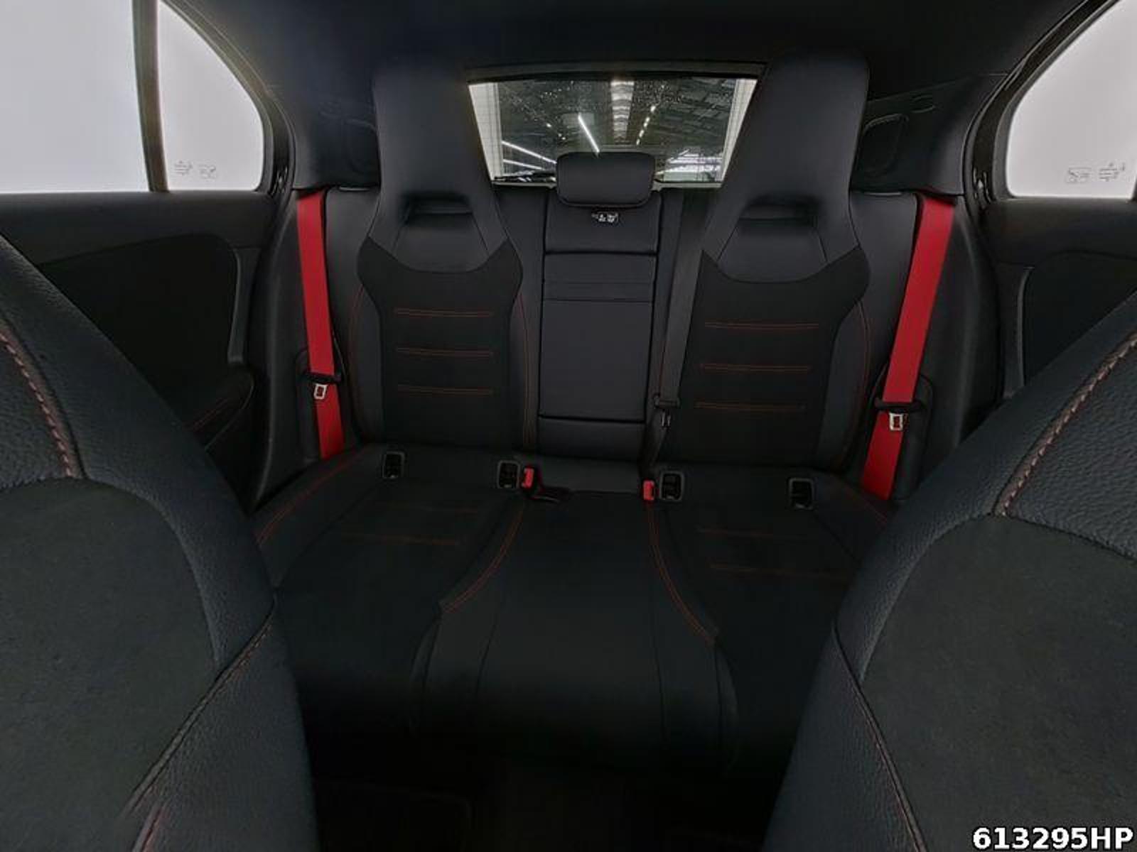Fahrzeugabbildung Mercedes-Benz A 35 AMG 4M Pano Burmester Keyless Multibeam DAB