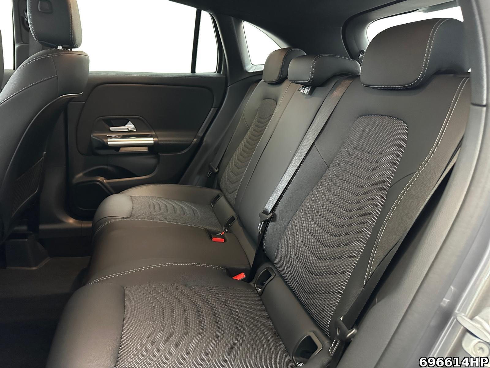 Fahrzeugabbildung Mercedes-Benz GLA 200 Progressive AHK Distronic LED