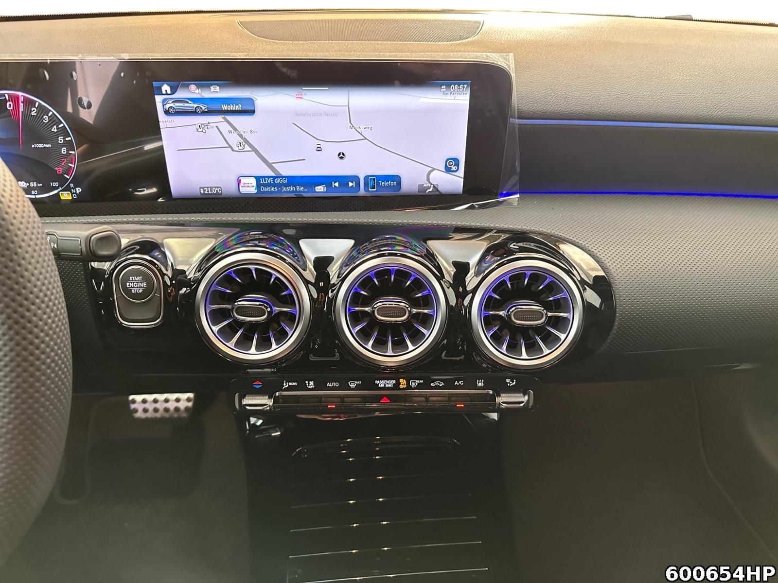 Fahrzeugabbildung Mercedes-Benz A 250 AMG Night AHK Kamera Ambiente KeylessGo