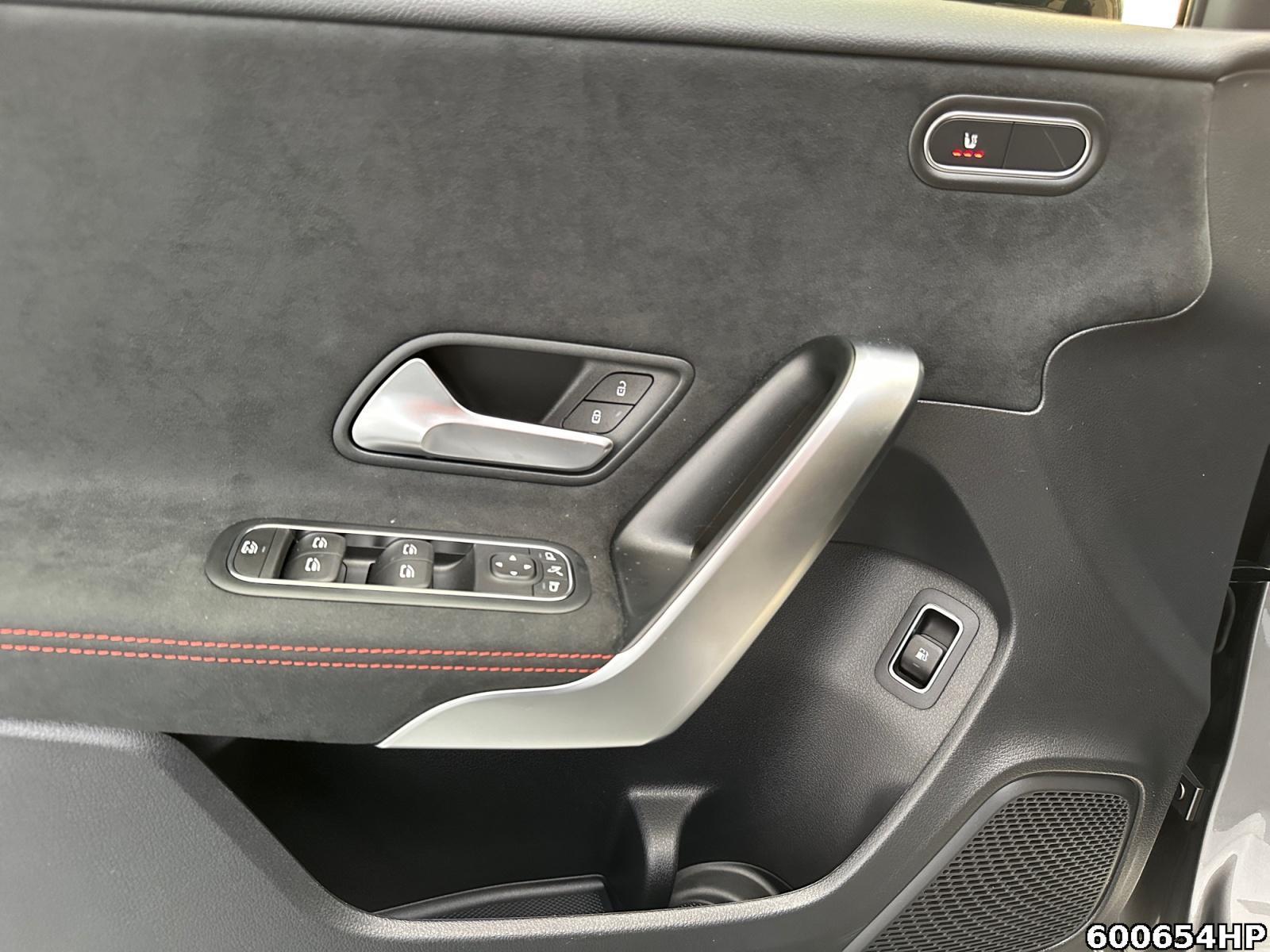 Fahrzeugabbildung Mercedes-Benz A 250 AMG Night AHK Kamera Ambiente KeylessGo